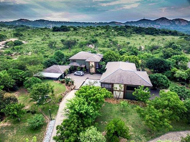 Country homestead below the Hartbeespoort hills